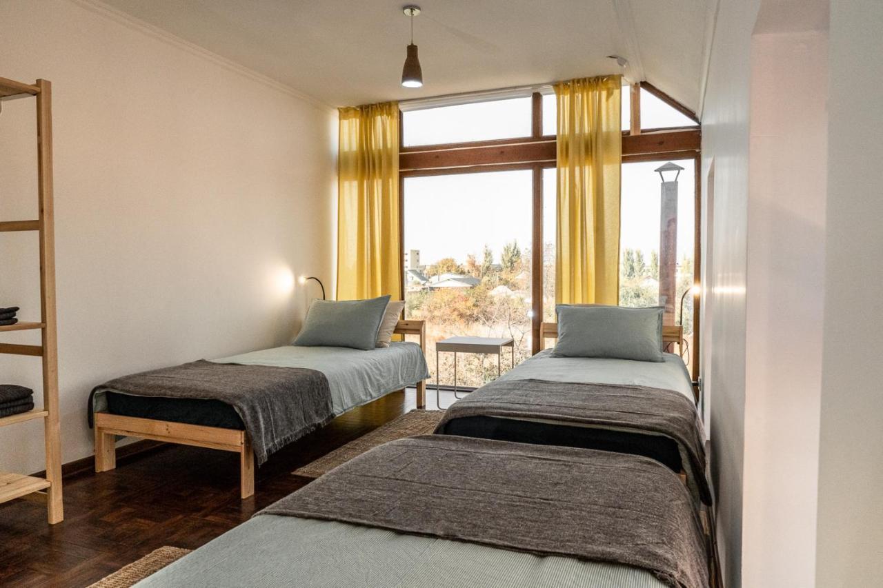 Modern Loft Lighthouse Hostel คาราโคล ภายนอก รูปภาพ